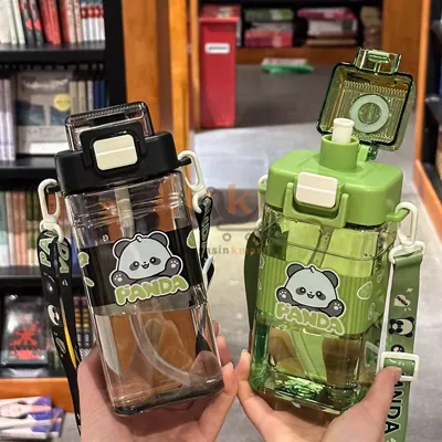 Bouteille d’eau en plastique avec motifs Panda Bouteille d’eau en plastique avec motifs Panda
