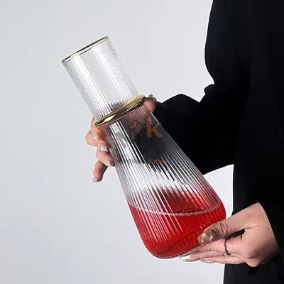 Carafe en verre avec touche dorée