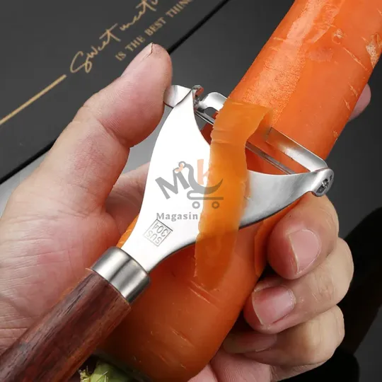 Éplucheur en acier avec manche en bois – Pratique et résistant