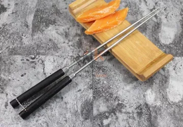 Lot de 3 brochettes en métal 45 cm avec manche en plastique– Accessoire barbecue pratique