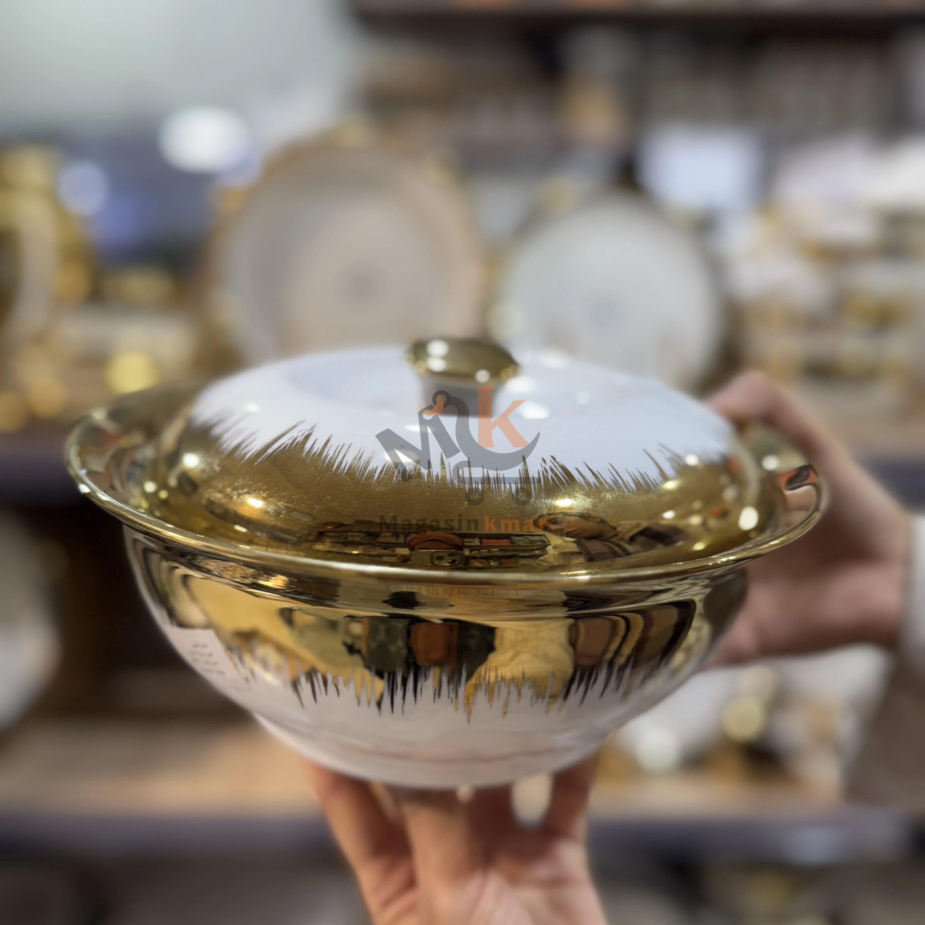 Soupière en céramique avec touche dorée – Élégance pour table raffinée