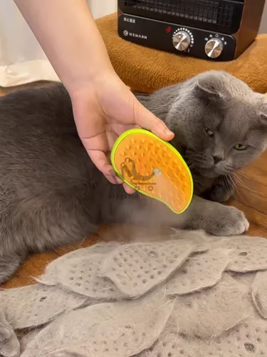 Brosse vapeur rechargeable pour chat et chien 11 cm – Avec réservoir liquide anti-poils