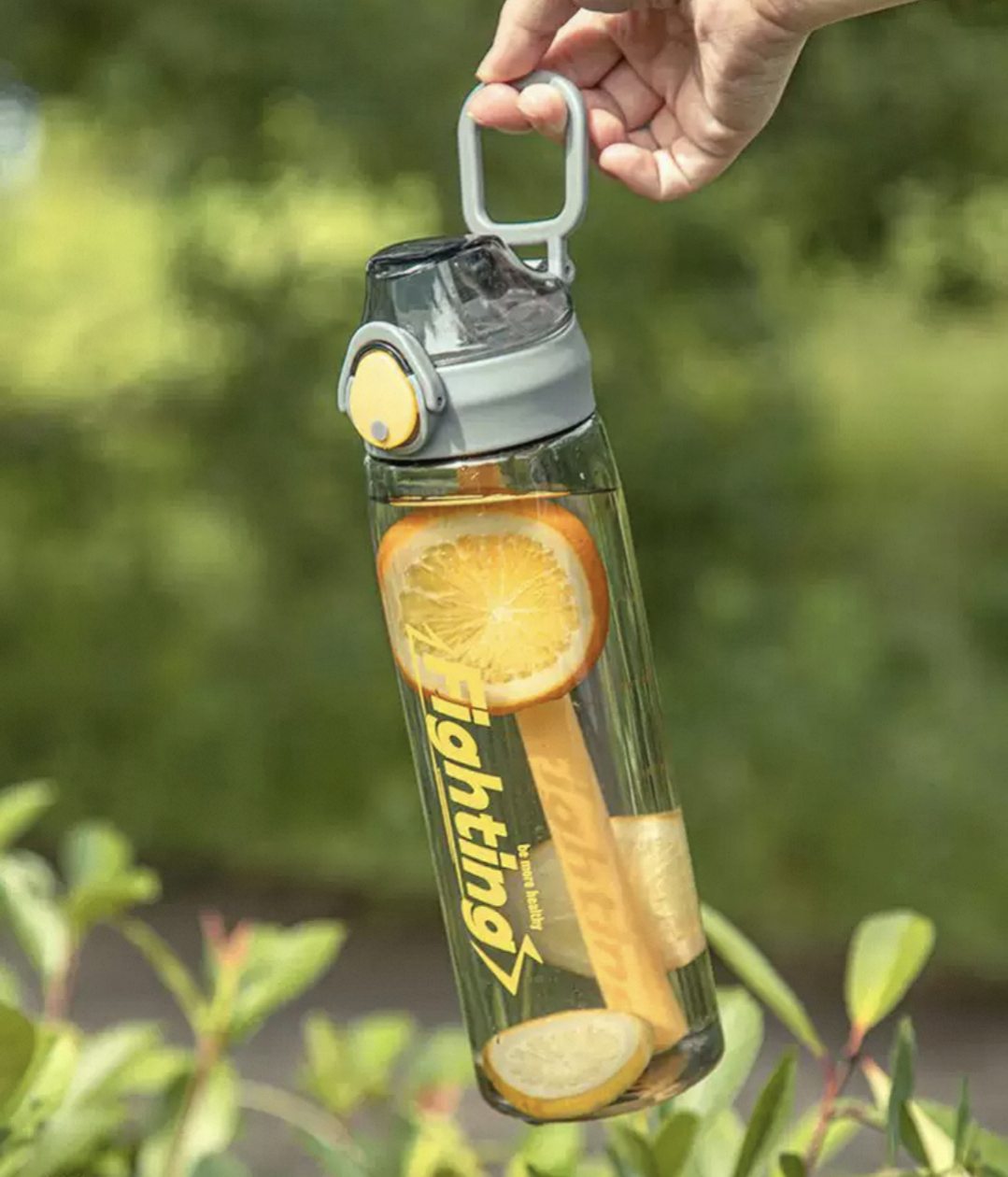 Bouteille d’eau avec paille 600ml  en plastique alimentaire Bouteille d’eau avec paille 600ml  en plastique alimentaire