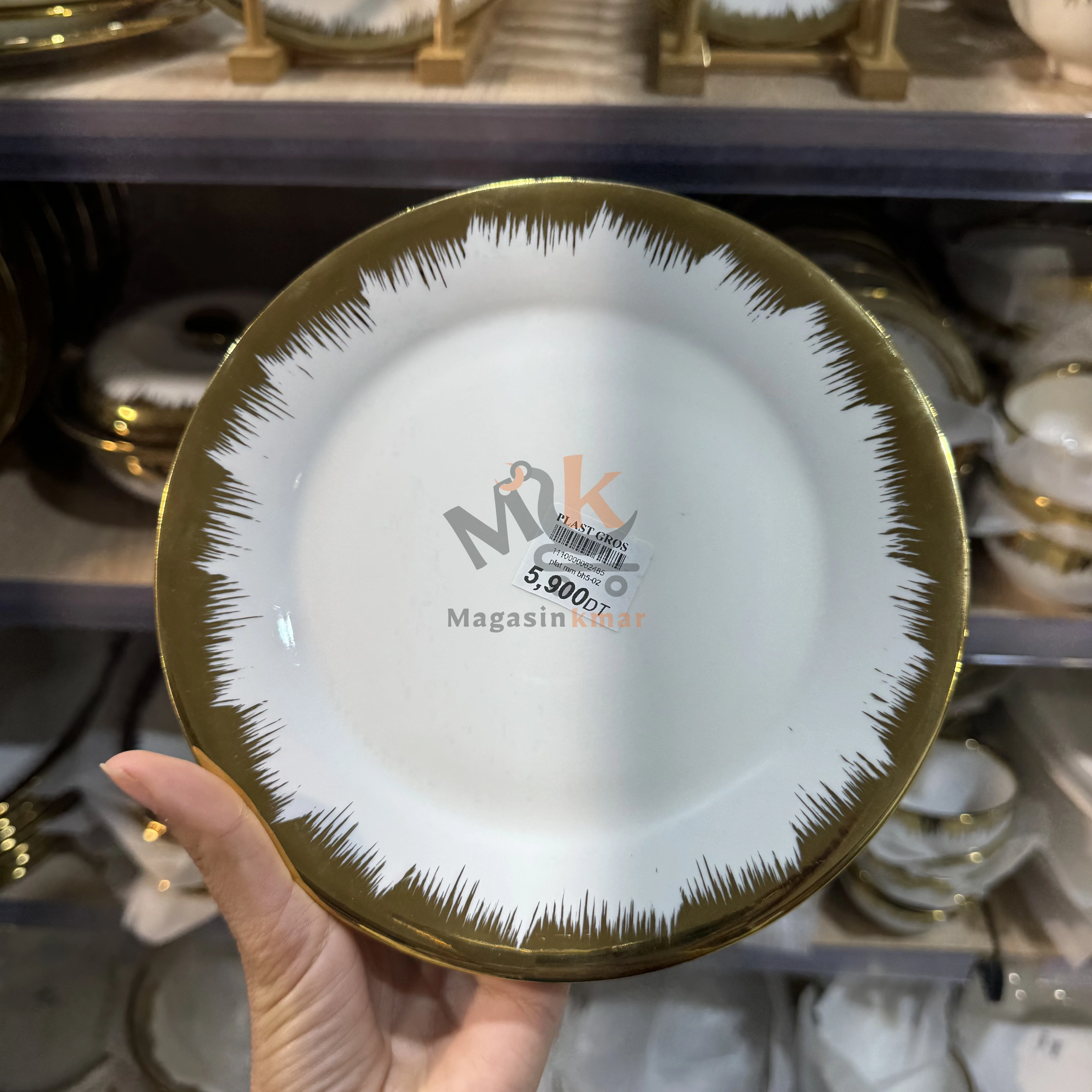 Plat en céramique avec touche dorée – Élégance pour table raffinée