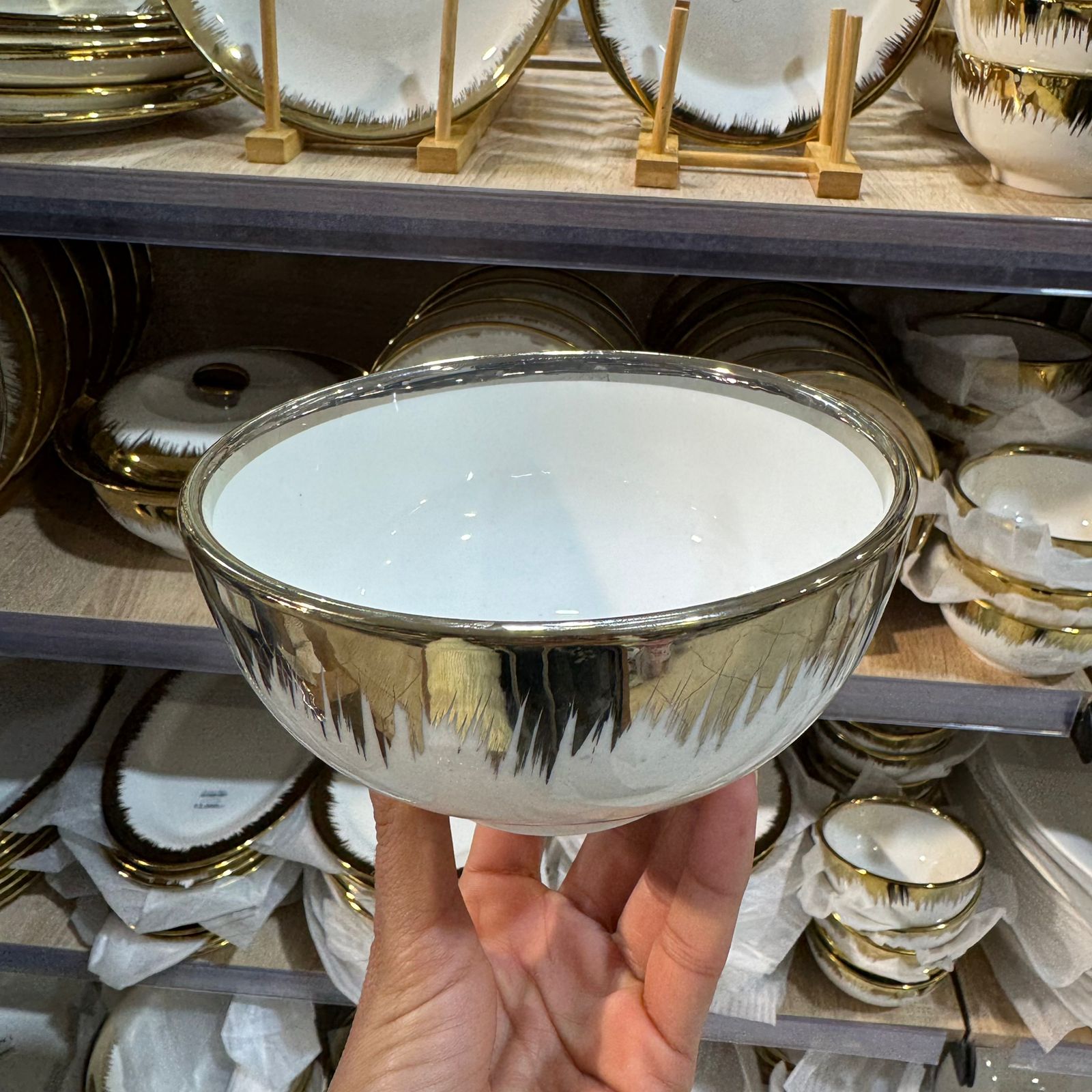 Bol en céramique blanc avec touche dorée – Élégant pour table raffinée