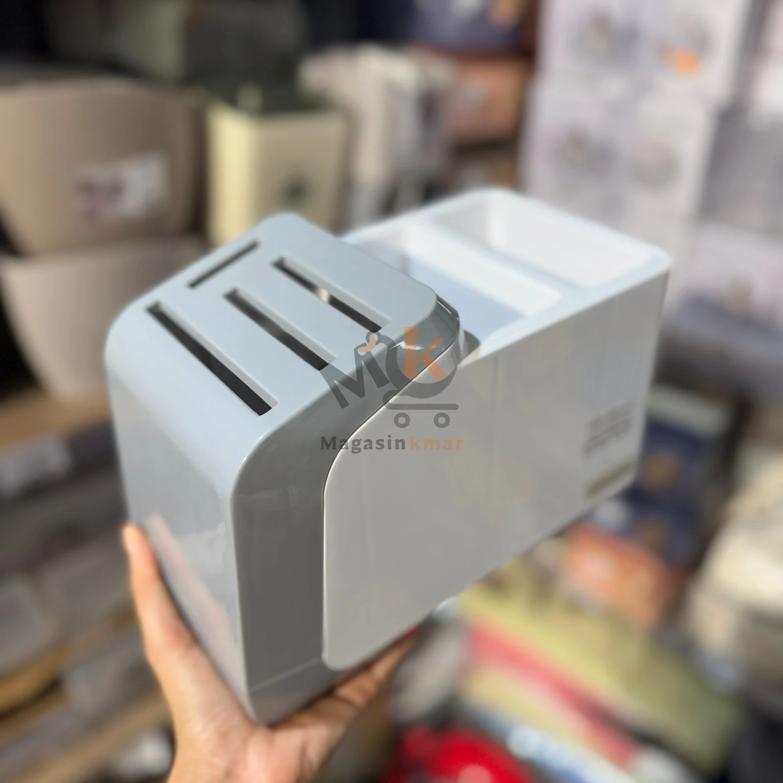 Range-couverts et couteaux en plastique