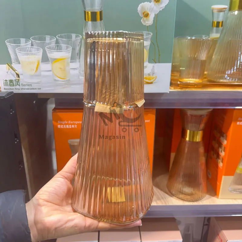 Carafe en verre avec tasse dorée – Service élégant