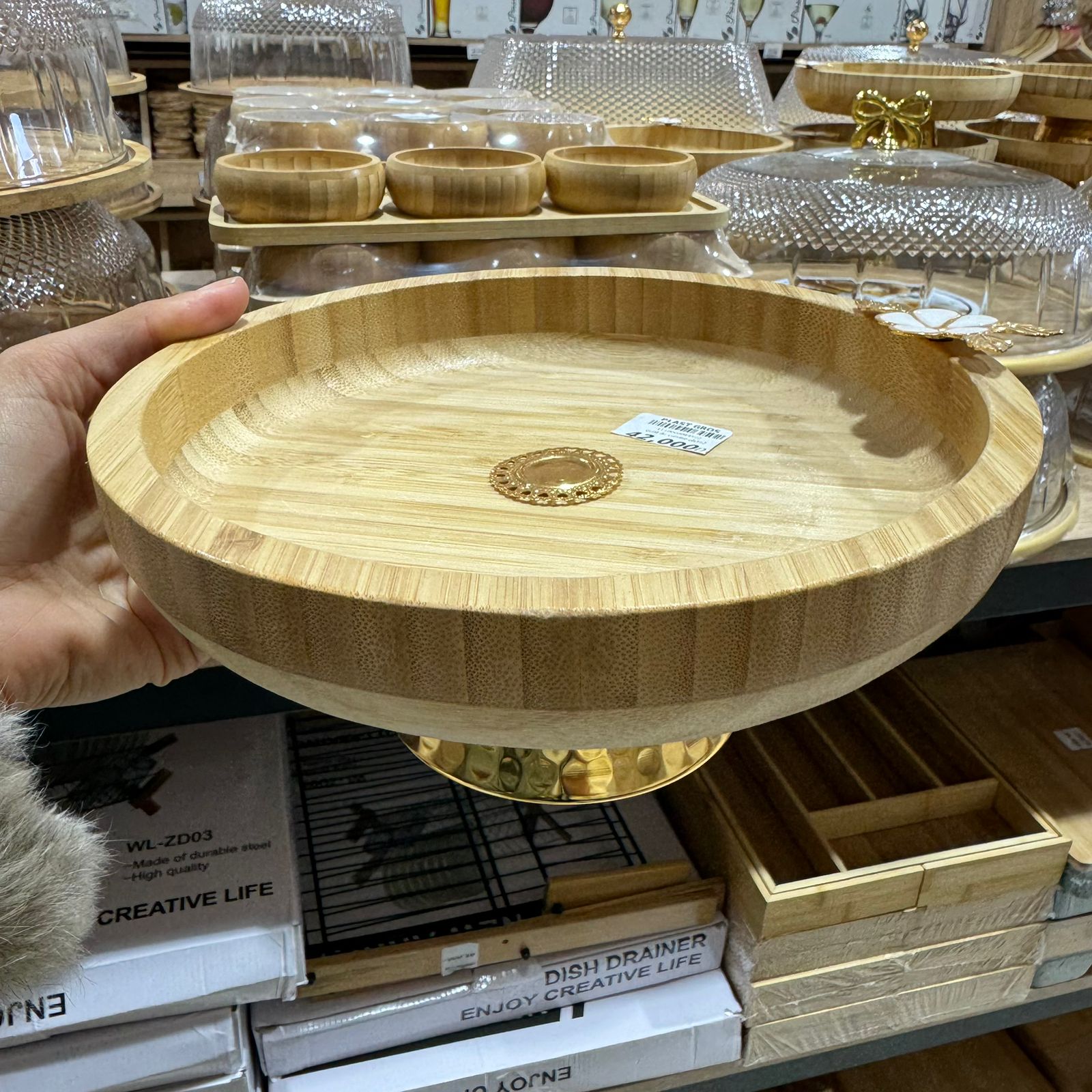 Présentoir en bois avec pied doré – 22 cm