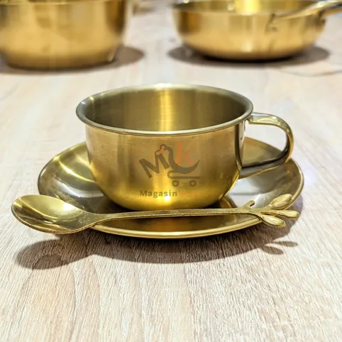 Tasse et sous tasse avec cuillère en métal