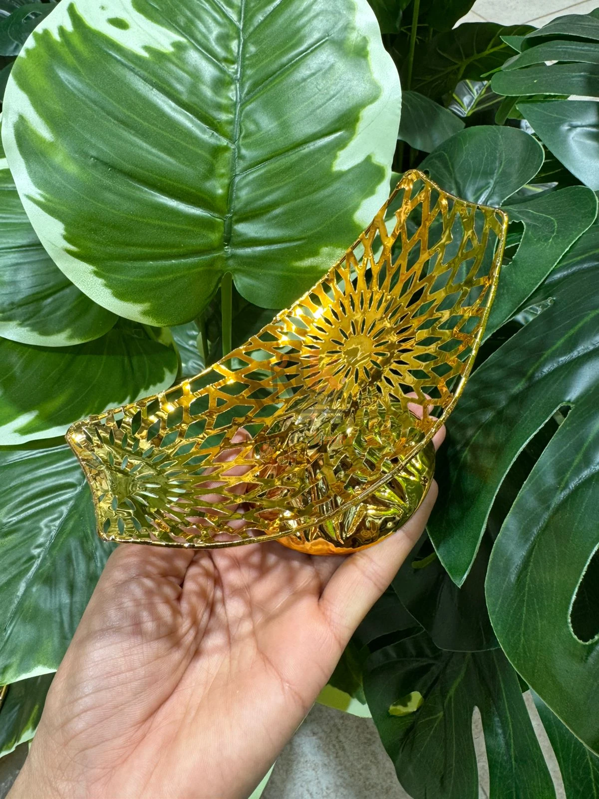 Mini présentoir doré en métal forme croissant – Élégant pour décoration et table