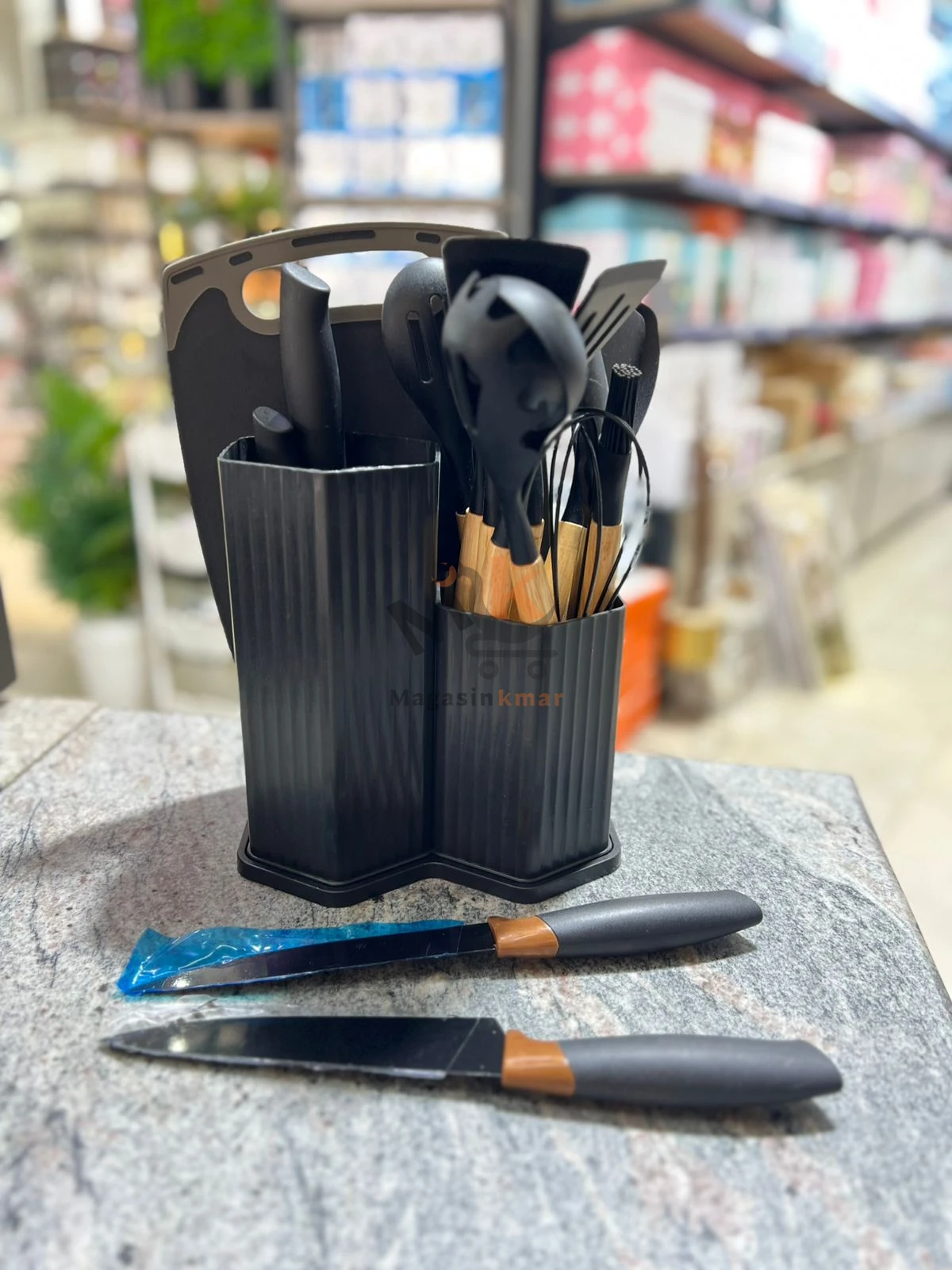 Série d’ustensiles en silicone avec support et planche en bois – Set complet pour cuisine moderne et hygiénique