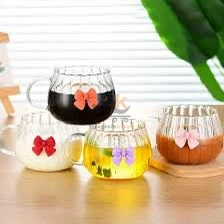 Tasse en verre avec motif papillon