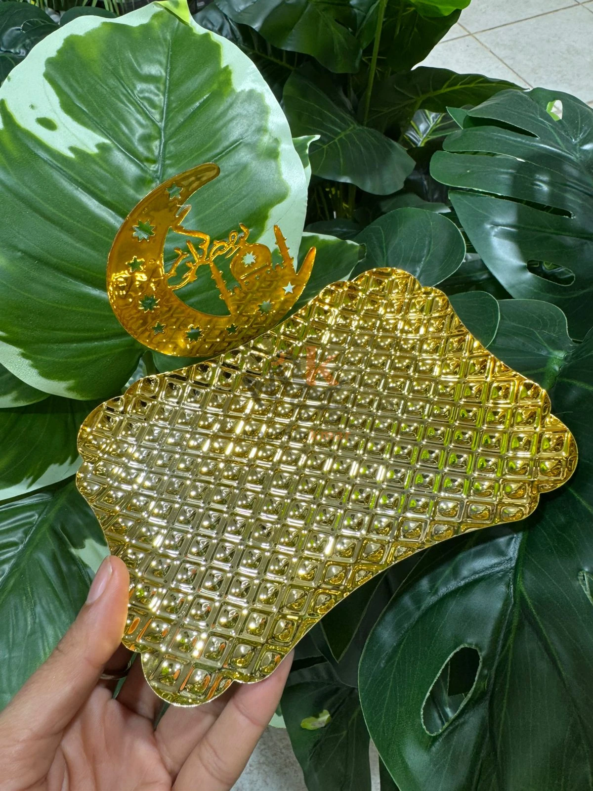 Plateau rectangulaire doré en métal