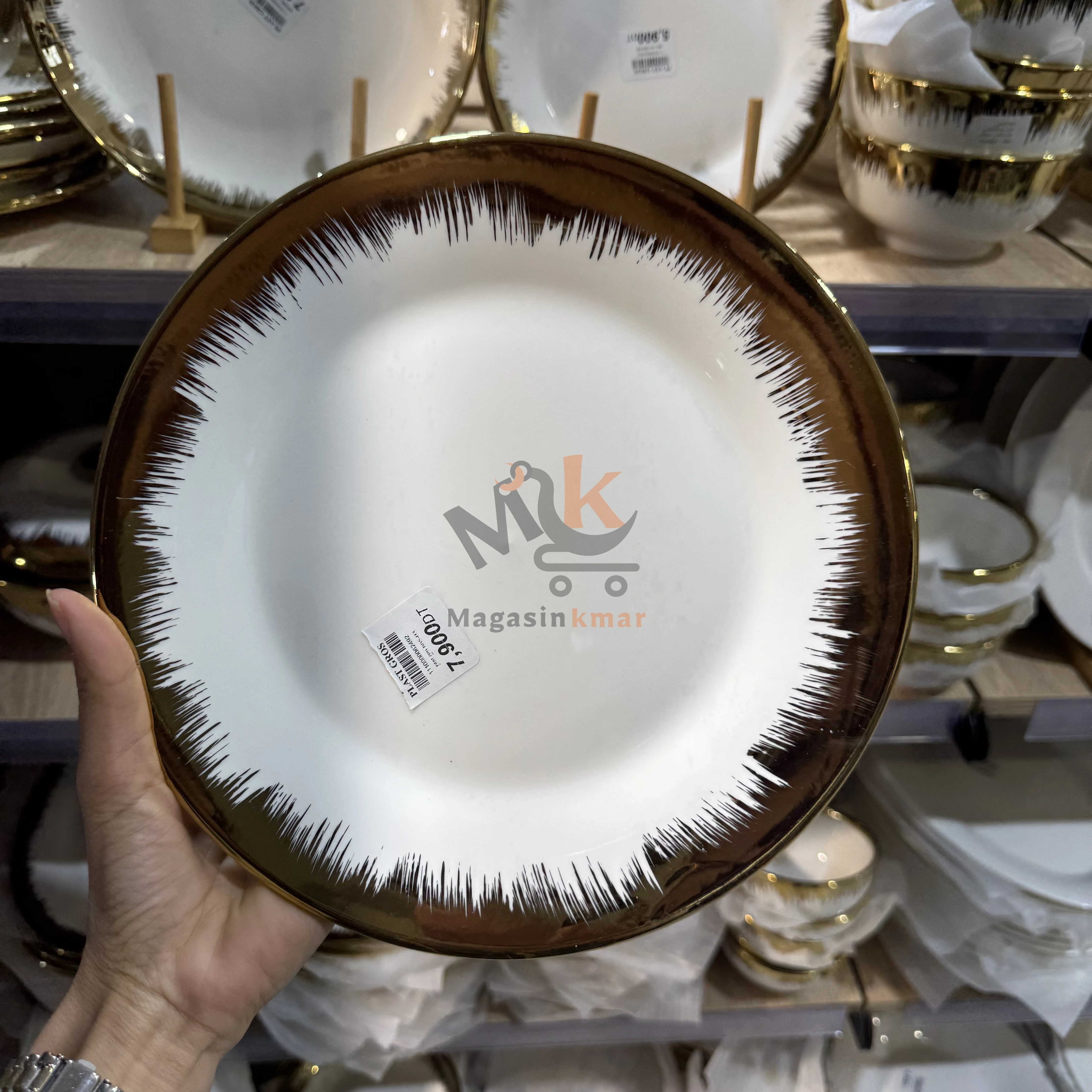 Assiette en céramique avec touche dorée – 23 cm – Élégance pour table raffinée