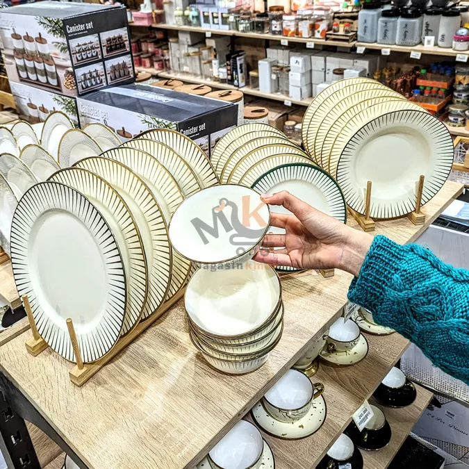 Service de table en céramique 24 pièces avec finition dorée