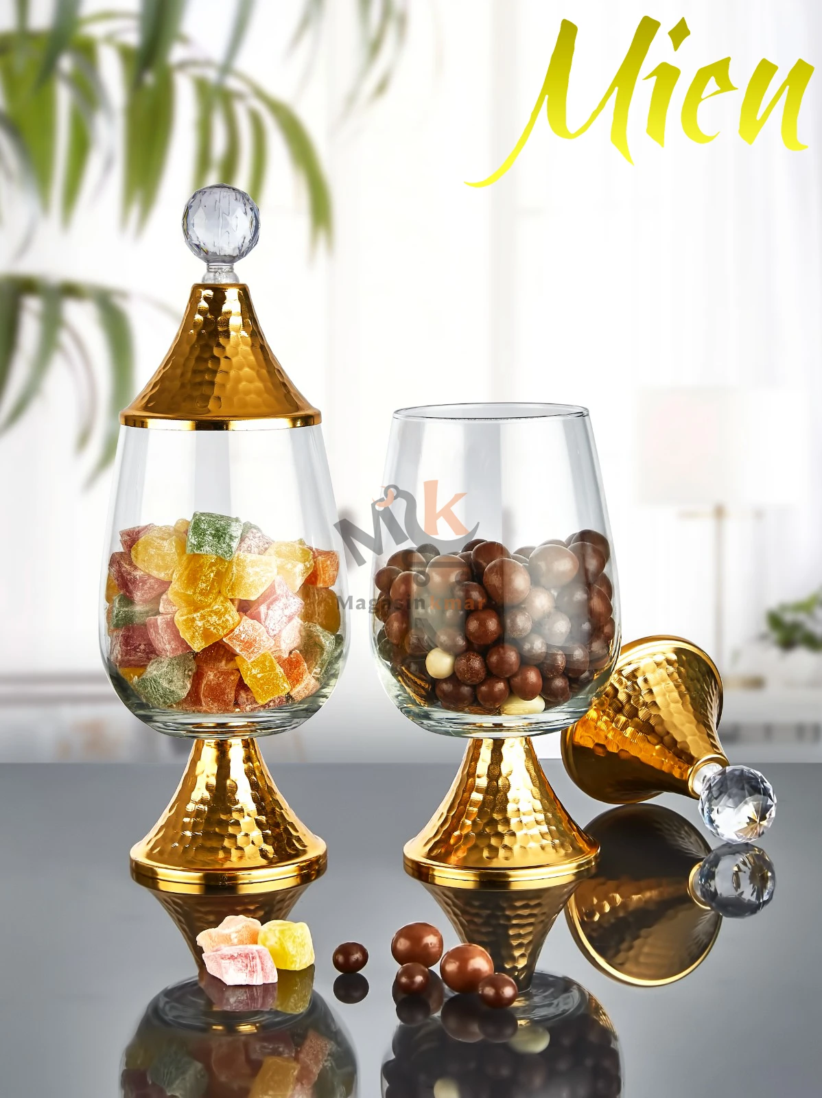 Bonbonnière en verre avec pied en métal