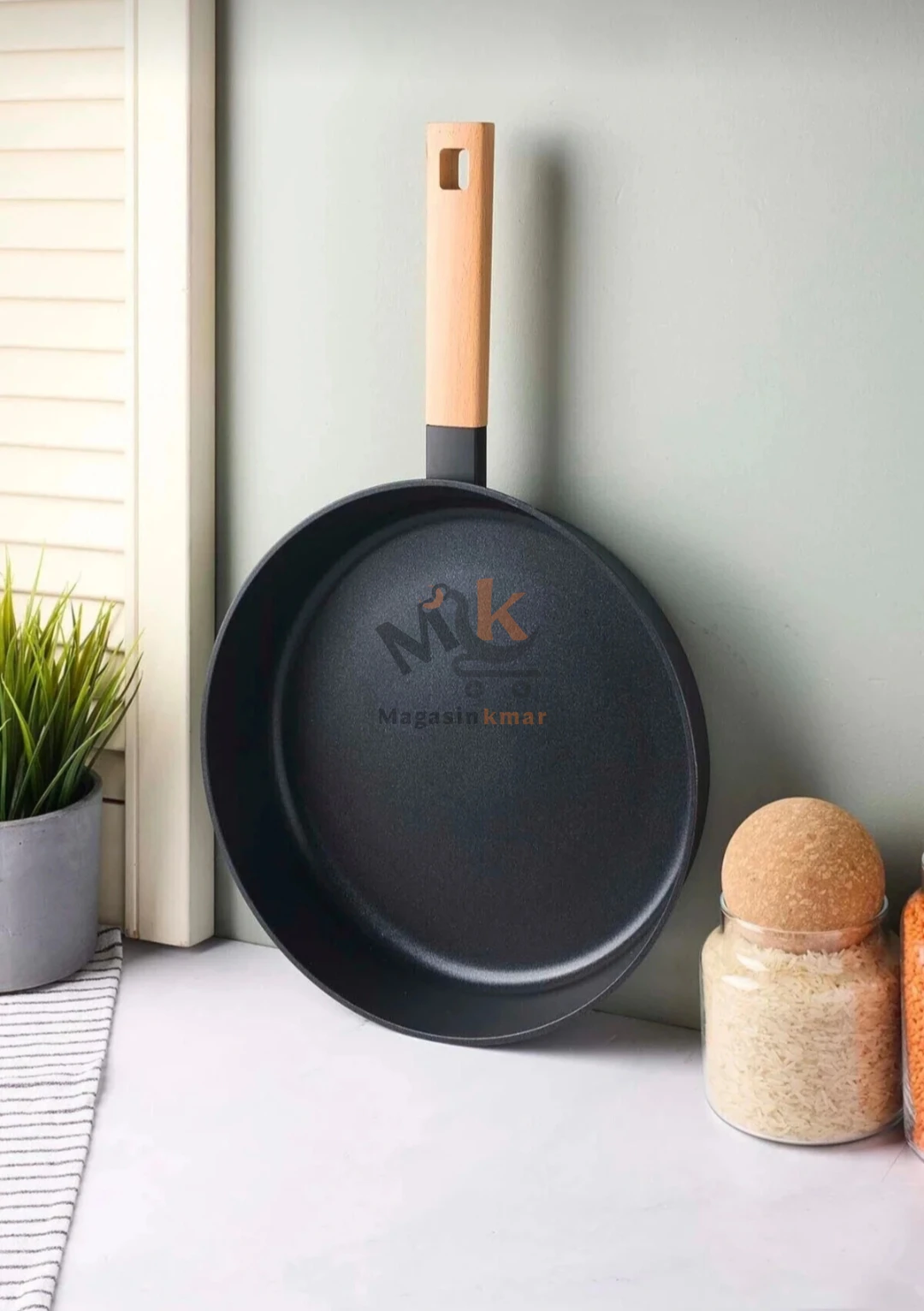 Poêle en métal avec manche en bois – 30 cm