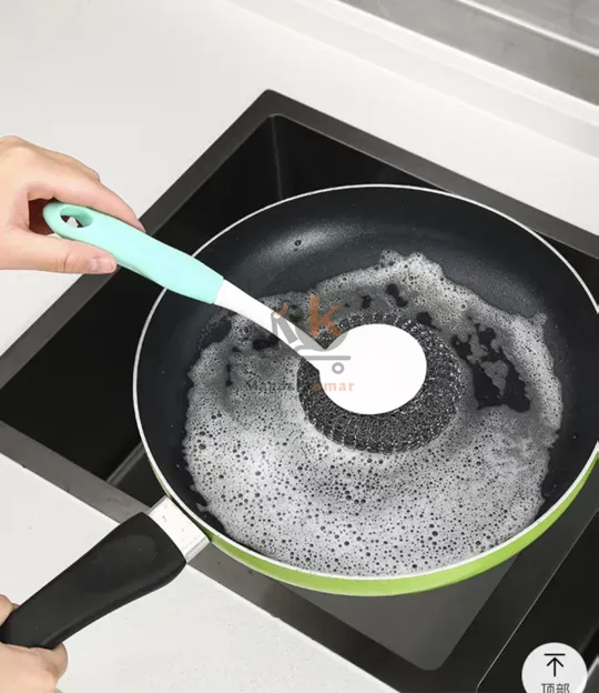 Brosse vaisselle métallique avec manche