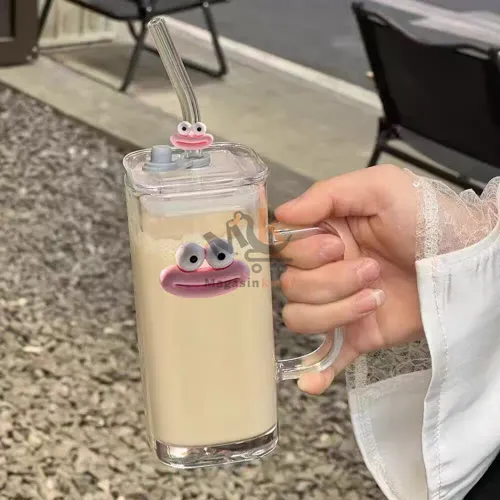 Mug en verre avec paille et couvercle Mug en verre avec paille et couvercle