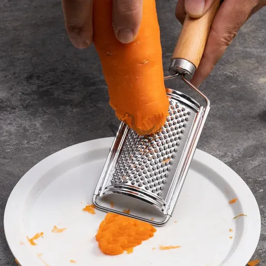 Râpe à fromage et légumes en acier avec manche en bois – 24 cm