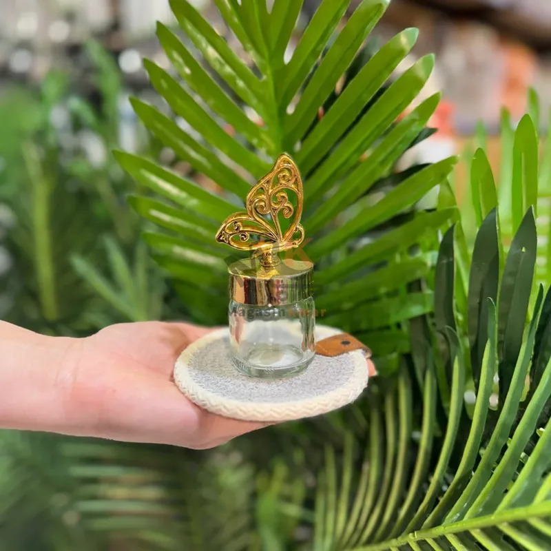 Mini boîte en verre avec couvercle doré
