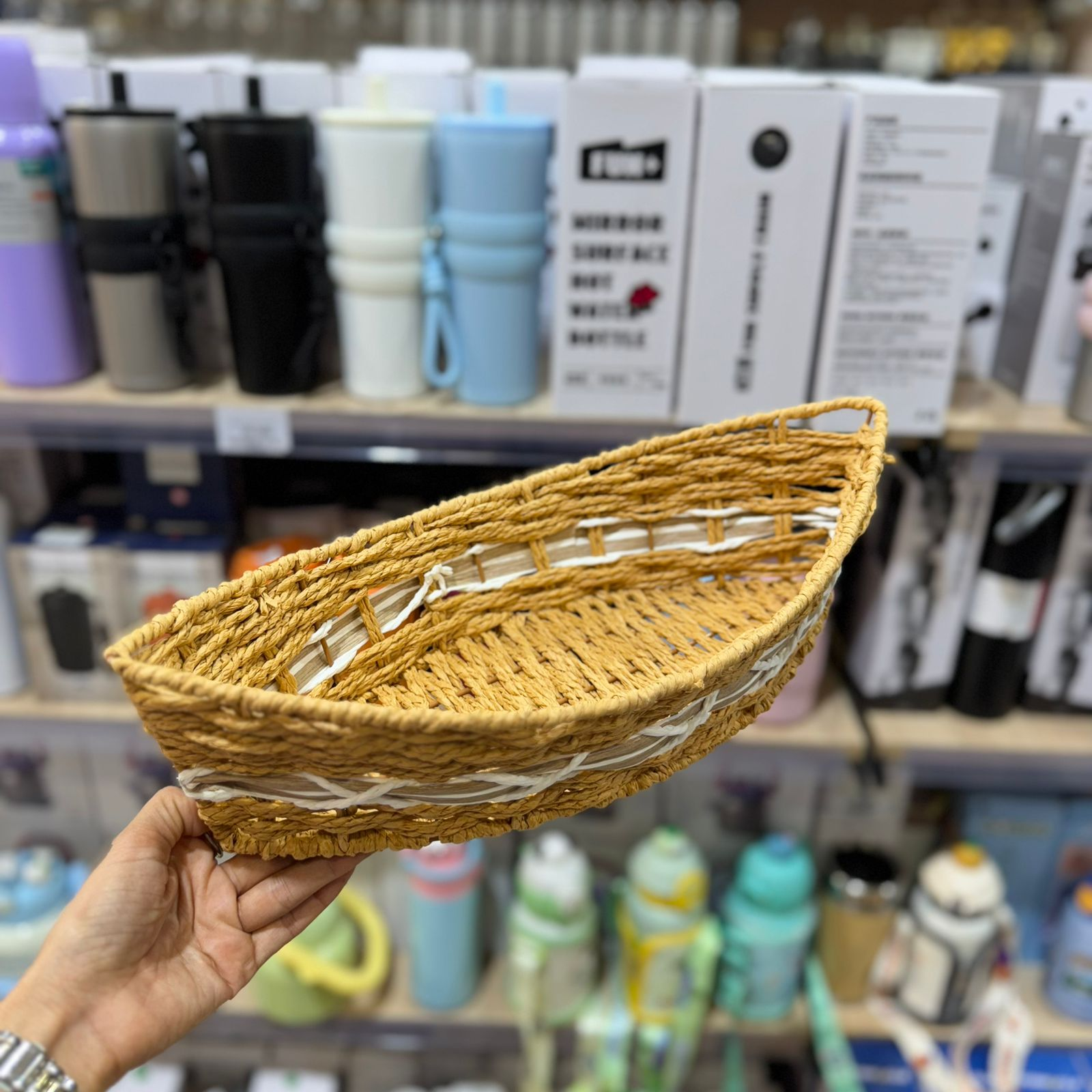 Corbeille en plastique imitation osier forme flouka